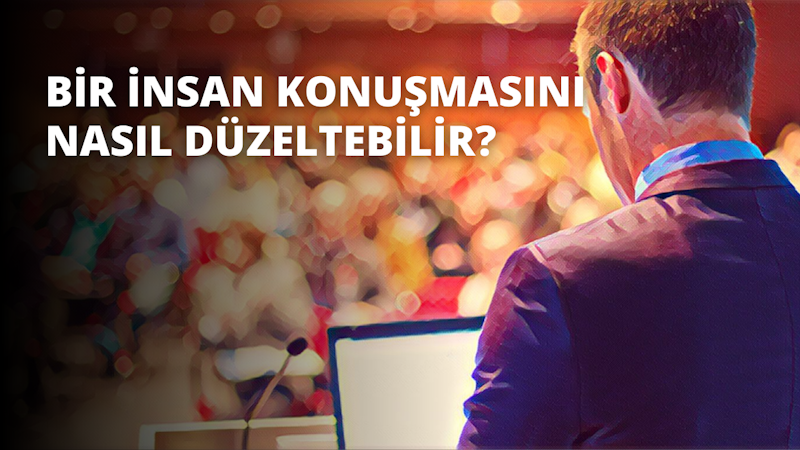 Resmin ön planında şık lacivert takım elbise giyen bir adam duruyor. Takım elbise özel dikimdir ve altında beyaz bir gömlek vardır. Hafif çatık kaşları ve ciddi ifadesiyle kameradan uzağa bakıyor gibi görünüyor. Elleri önünde kenetlenmiş ve heybetli bir duruş sergiliyor. Arkasında, arka plan net değil ama elinde fırça tutan bir kişi görülebiliyor.