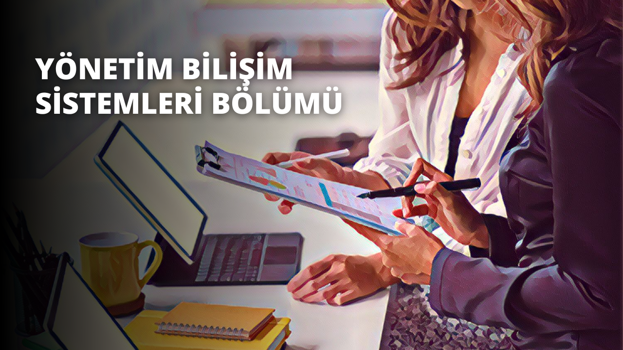 Genç bir kadın elinde bir pano ve kalemle ayakta durmaktadır. Sarı bir gömlek giymiş ve saçlarını arkadan bağlamıştır. Panoya bakarken yüzünde odaklanmış bir ifade var. Sağ eli kalemi tutarken sol eli de panoyu tutmaktadır. Etrafında kulplu sarı bir kupa ve bir kâğıt parçası var. Arka plan bulanık ve odak dışı. Kadın dikkatle panoya bakmakta ve yazdıklarına konsantre olmaktadır. Varlığı güçlü ve beden dili kararlılık ve odaklanma ifade ediyor. Duruşu kendinden emin ve bakışları sağlam. Muhtemelen önemli bir şey yazıyor ve dikkati elindeki işe odaklanmış durumda.