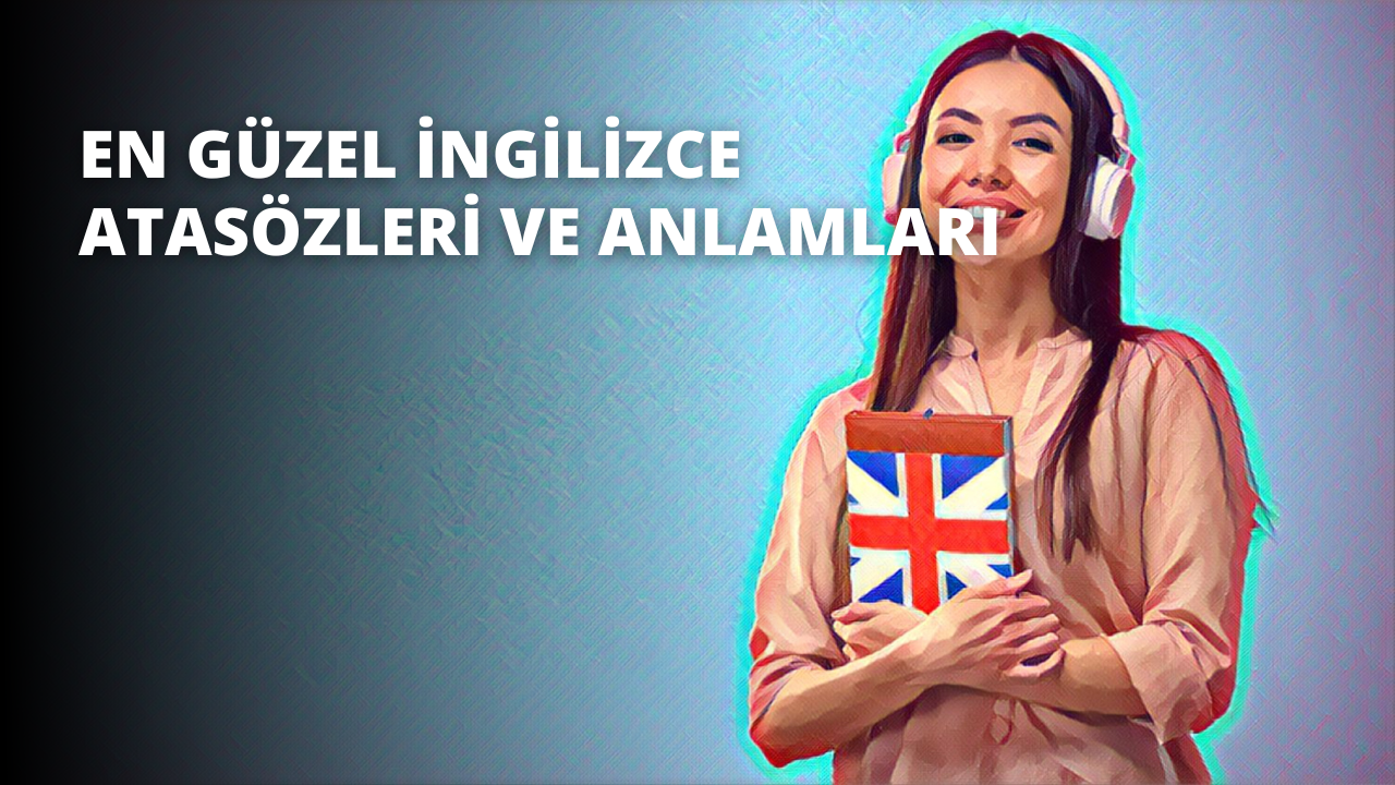 Bu görüntüde kulaklık takan ve elinde açık bir kitap tutan bir kadın görülüyor. Üzerinde beyaz bir bluz ve mavi bir kot pantolon var. Saçları at kuyruğu şeklinde arkaya toplanmış ve yüzünde konsantre bir ifadeyle kitaba bakıyor. Arka planında beyaz bir haç bulunan büyük, kırmızı bir bayrağın yer aldığı beyaz bir duvarın önünde duruyor gibi görünüyor. Bayrak odanın bir köşesine asılmış gibi görünüyor. Kadın ayaklarını iki yana açmış ve kollarını göğsünde kavuşturmuş şekilde duruyor.