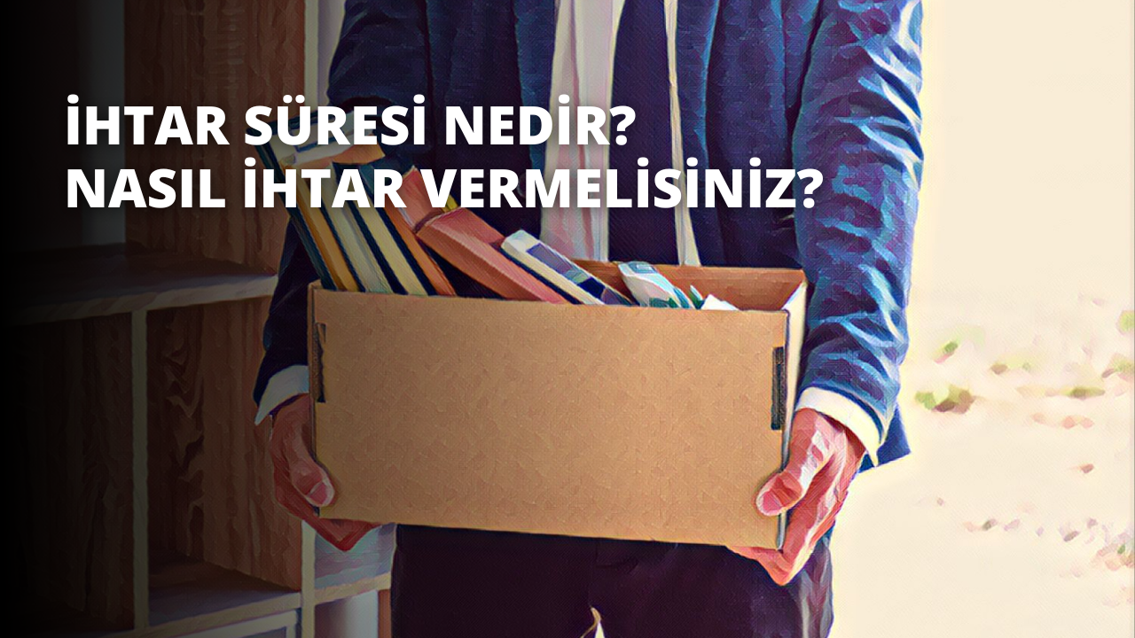 Bir kişi beyaz bir arka planın önünde elinde kitap dolu bir kutuyla duruyor. Kutu çeşitli boyut ve renklerde çok sayıda kitapla doludur. Kişinin üzerinde açık mavi bir gömlek ve yakından görülebilen açık gri bir kravat var. Kişi ayrıca koyu mavi kot pantolon ve kahverengi ayakkabı giymektedir. Kitaplara ek olarak, kutunun üst kısmında içinde kalemler bulunan bir dosya klasörü vardır. Kutunun sağ tarafında, yakından görülebilen renkli bir nesne var.