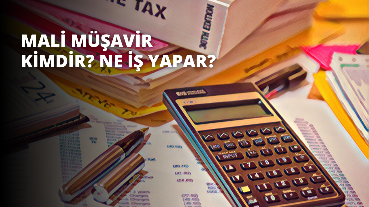 Üzerinde bir hesap makinesi ve bir kalem bulunan ahşap bir masanın yakın çekimi gösterilir. Hesap makinesi, gümüş düğmeleri ve küçük bir ekranı olan siyah, dikdörtgen bir cihazdır. Kalem, gümüş klipsli ve siyah kapaklı mavi bir tükenmezdir. Masa düz ve pürüzsüzdür, köşesine küçük bir takvim yerleştirilmiştir. Masanın sağ tarafında, üzerinde zar zor görülebilen bir metin bulunan beyaz bir tabela var. Işık parlak ve eşit dağılımlı, masadaki eşyaların mükemmel görünürlüğünü sağlıyor.