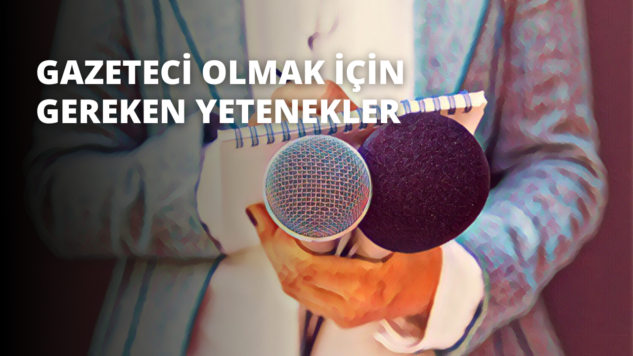 Ön planda kolunu uzatmış, elinde mikrofon tutan bir kişi görülüyor. Mikrofon gümüş renginde ve uzun, silindirik bir şekle sahip. Mikrofon kişinin ağzına doğru tutulmakta ve kişinin eli mikrofonun sapını kavramaktadır. Mikrofon yakın plandadır ve ayrıntıların net bir şekilde görülmesini sağlar. Kişinin yüzü görünmez, ancak vücut dili konuştuğunu ifade eder. Arkalarında düz, bej renkli bir duvar var.