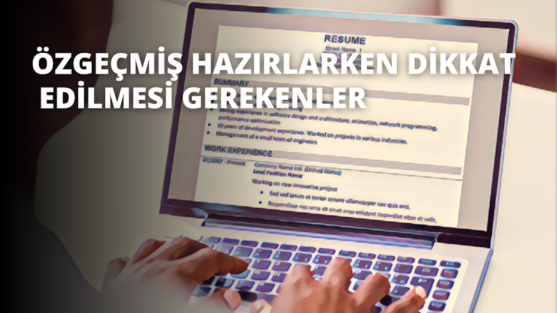 Mavi gömlek giyen bir kişi dizüstü bilgisayarın önünde oturuyor. Parmakları klavyede yazıyor ve yüz ifadesi odaklanmış ve konsantre olmuş durumda. Dizüstü bilgisayar gümüş rengindedir ve klavyede siyah tuşlar vardır. Arka planda açık kahverengi bir masa ve sandalye görülüyor. Kişinin elleri hafifçe görünüyor ve gözleri dizüstü bilgisayar ekranına yapışmış durumda. Görevlerine odaklanmışlardır ve oda sessiz ve hareketsizdir. Yazmakta oldukları metin görünmüyor. Bu görüntü, dizüstü bilgisayarda yazı yazmanın getirdiği yoğun konsantrasyon ve odaklanma anını yakalıyor.