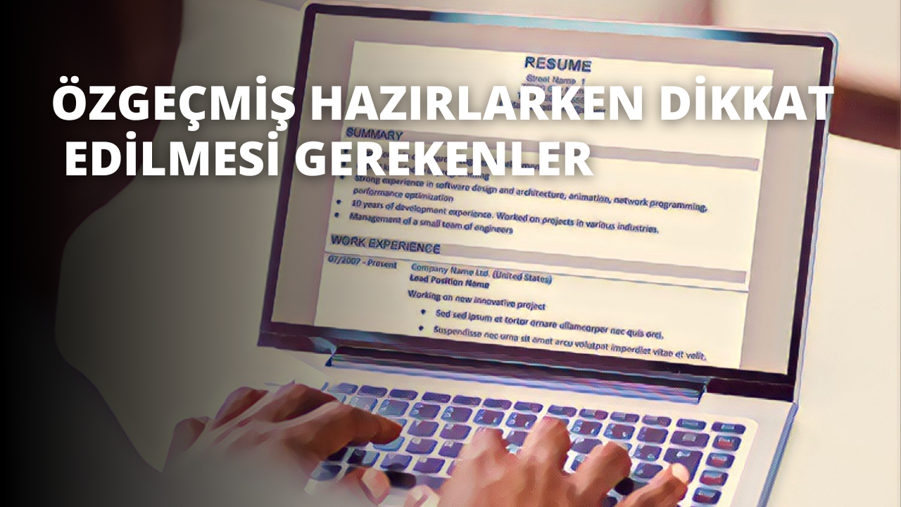 Mavi gömlek giyen bir kişi dizüstü bilgisayarın önünde oturuyor. Parmakları klavyede yazıyor ve yüz ifadesi odaklanmış ve konsantre olmuş durumda. Dizüstü bilgisayar gümüş rengindedir ve klavyede siyah tuşlar vardır. Arka planda açık kahverengi bir masa ve sandalye görülüyor. Kişinin elleri hafifçe görünüyor ve gözleri dizüstü bilgisayar ekranına yapışmış durumda. Görevlerine odaklanmışlardır ve oda sessiz ve hareketsizdir. Yazmakta oldukları metin görünmüyor. Bu görüntü, dizüstü bilgisayarda yazı yazmanın getirdiği yoğun konsantrasyon ve odaklanma anını yakalıyor.