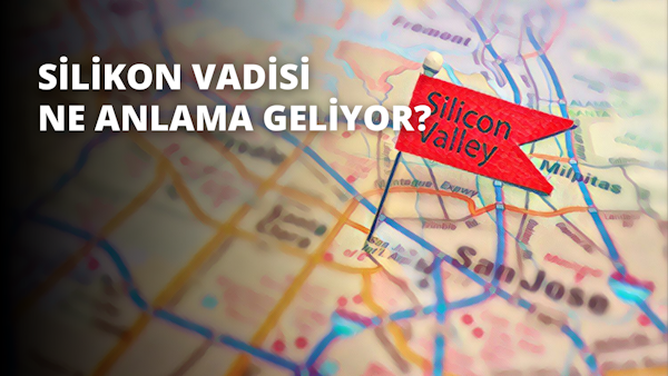 Harita üzerinde koyu bir arka plana yerleştirilmiş kırmızı bir işaret gösterilmektedir. Tabelanın parlak kırmızı arka planında beyaz harflerle 'Harita' yazıyor. Harita geniş bir alana ait gibi görünmektedir ve kenarları noktalı bir çizgiyle belirtilmiştir. Haritanın merkezi, haritanın farklı alanlarını temsil eden çeşitli renklerde küçük noktalarla doldurulmuştur. Sağ üst köşede kırmızı bir yıldız da dahil olmak üzere haritanın her tarafına dağılmış çeşitli semboller de var.