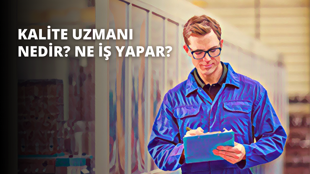 Bir adam mavi bir ceket giyerken bir panoya yazı yazarken görülüyor. Yüzünde gözlük vardır ve gözleri kapalıdır. Yüzüne yakından bakıldığında odaklanmış ama rahat bir ifadeye sahip bir kişi görülüyor. Elinin arka planda mavi bir nesne tuttuğu görülüyor. Resim 1280x720 çözünürlüğe sahiptir.