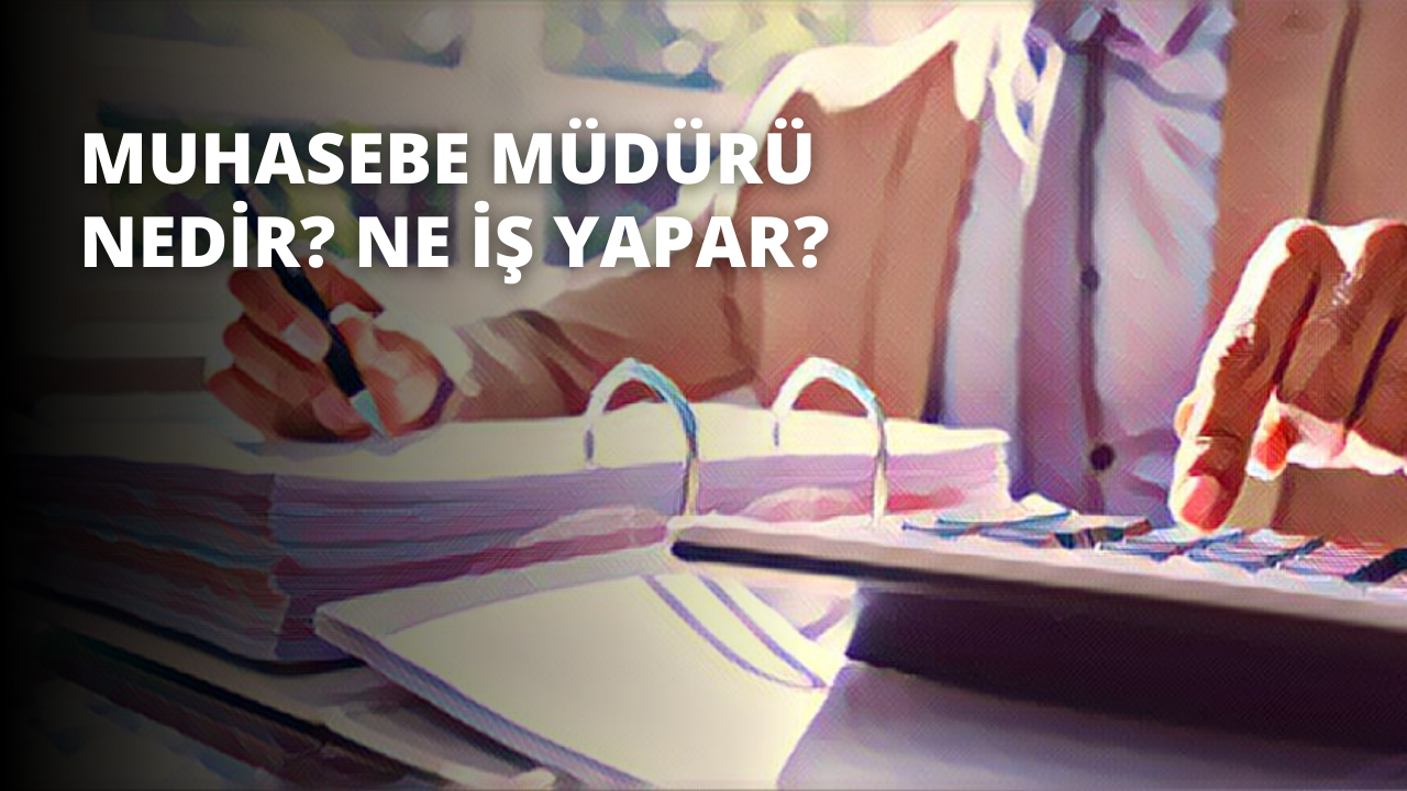 Bir kişi önünde bir not defteri ile masada oturuyor, konsantre olmuş bir şekilde başını eğmiş. Üzerinde koyu mavi bir gömlek var ve elleri masanın üzerinde duruyor. Siyah bir kalemle deftere bir şeyler yazıyor, gözleri sayfaya odaklanmış. Arka planda, üzerinde birkaç sembol bulunan siyah bir kutu var. Odadaki aydınlatma parlak ve atmosfer sakin. Kişi görevine odaklanmış görünüyor, duruşu rahat ve konforlu.