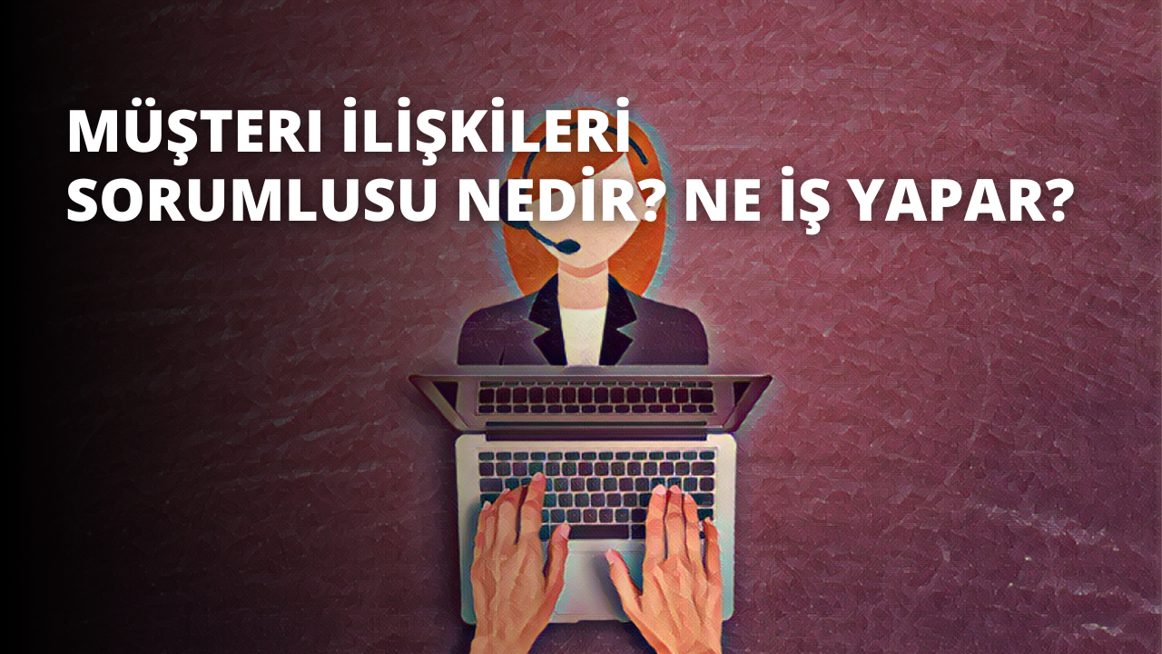 Kulaklık takmış genç bir kadın dizüstü bilgisayarının başında oturuyor. Elleri klavyenin üzerinde, parmakları yazmak için pozisyon almış durumda. Ekrana dikkatle bakarken konsantrasyonu çok net, yüzü bilgisayarın ışığıyla aydınlanıyor. Uzun kahverengi saçları yüzünden geriye doğru toplanmış ve sırtından aşağı dökülüyor. Üzerinde beyaz nokta desenli mavi bir gömlek var. Dizüstü bilgisayar parlak ışıklı bir odada masanın üzerinde duruyor. Duvarlar sıcak sarı renktedir. Arka planda zamanı gösteren bir duvar saati görülüyor.