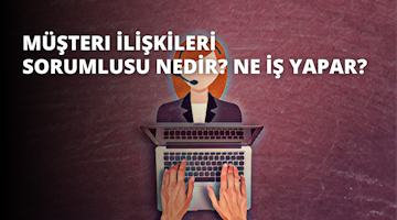 Kulaklık takmış genç bir kadın dizüstü bilgisayarının başında oturuyor. Elleri klavyenin üzerinde, parmakları yazmak için pozisyon almış durumda. Ekrana dikkatle bakarken konsantrasyonu çok net, yüzü bilgisayarın ışığıyla aydınlanıyor. Uzun kahverengi saçları yüzünden geriye doğru toplanmış ve sırtından aşağı dökülüyor. Üzerinde beyaz nokta desenli mavi bir gömlek var. Dizüstü bilgisayar parlak ışıklı bir odada masanın üzerinde duruyor. Duvarlar sıcak sarı renktedir. Arka planda zamanı gösteren bir duvar saati görülüyor.