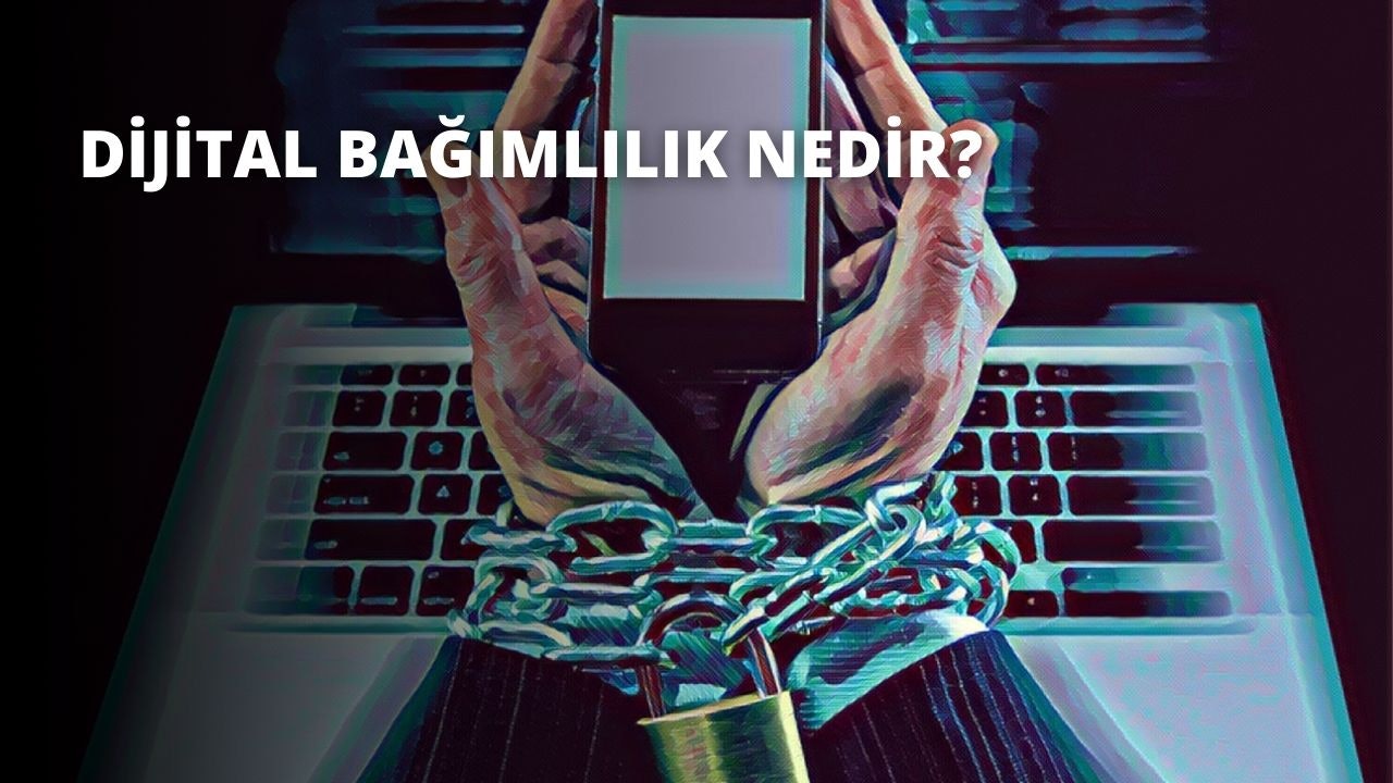 Bir dizüstü bilgisayara zincirlenmiş bir akıllı telefonu tutan iki elin yakın plan görüntüsü. Eller beyaz ve gri bilezikler takıyor ve telefon dizüstü bilgisayarın metal kabına bastırılıyor. Görüntü karanlık bir odada çekilmiş ve ışık dizüstü bilgisayara odaklanmış. Dizüstü bilgisayarın ekranı görülebiliyor ve beyaz bir arka plana sahip. Telefon sol elde tutulurken, sağ el gevşek bir şekilde zinciri tutmaktadır. Zincir gümüş rengindedir ve dizüstü bilgisayarın metal kutusunun etrafına sarılmıştır. Arka plan koyu renkli ve birkaç açık çizgi görülüyor.