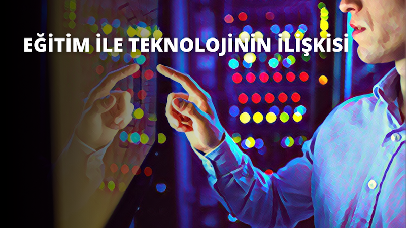 Bir adam bilgisayar ekranının önünde durmakta ve sağ eliyle işaret etmektedir. Beyaz bir gömlek ve koyu renk bir pantolon giymektedir. Sağ elini uzatmış, işaret parmağı ve başparmağı ekranı gösteriyor. Yüzünde göreve odaklandığını gösteren ciddi bir ifade var. Bilgisayar ekranında renkli bir dizi çizgi, eğri ve şekil görüntüleniyor. Arka planda bazı raflar ve bir dosya dolabı görülüyor. Ekranın üstünden gelen bir miktar ışık adamın yüzünü aydınlatıyor. Adam odaklanmış ve kararlı, önündeki her türlü zorluğun üstesinden gelmeye hazır.