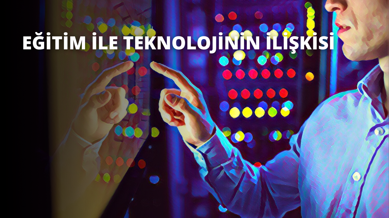 Bir adam bilgisayar ekranının önünde durmakta ve sağ eliyle işaret etmektedir. Beyaz bir gömlek ve koyu renk bir pantolon giymektedir. Sağ elini uzatmış, işaret parmağı ve başparmağı ekranı gösteriyor. Yüzünde göreve odaklandığını gösteren ciddi bir ifade var. Bilgisayar ekranında renkli bir dizi çizgi, eğri ve şekil görüntüleniyor. Arka planda bazı raflar ve bir dosya dolabı görülüyor. Ekranın üstünden gelen bir miktar ışık adamın yüzünü aydınlatıyor. Adam odaklanmış ve kararlı, önündeki her türlü zorluğun üstesinden gelmeye hazır.