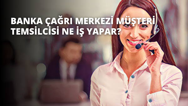 Kulaklık takan bir kadın görüntünün odak noktasıdır. Mikrofonlu bir kulaklık takmış, dümdüz karşıya bakıyor. Görüntü bulanık ve arka plan çoğunlukla beyaz. Arkasında bulanık pembe bir yüzey var. Sağ eli odakta ve elinin yakın çekimi görülebiliyor. Sol eli hafifçe odak dışında. Yüzünde ciddi bir ifade var. Saçları geriye doğru toplanmış ve birkaç tutamı aşağıya sarkıyor. Mavi bir gömlek giyiyor ve elleri kulaklığın üzerinde duruyor. Görüntü bir stüdyo ortamında çekilmiştir.