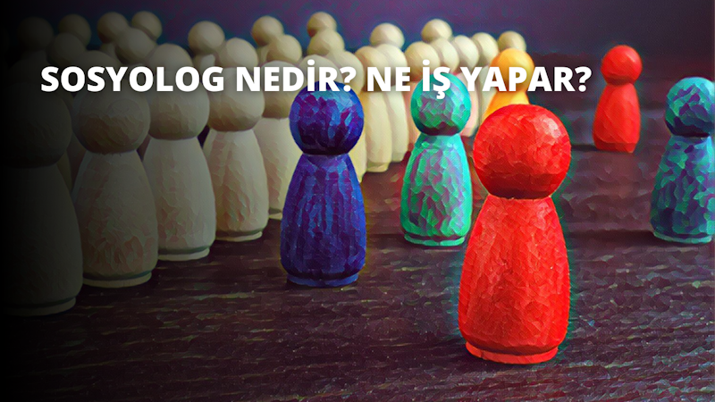 Bir grup ahşap figür öne bakacak şekilde yarım daire şeklinde dizilmiştir. Figürlerden biri mavi ve mor bir vazo, diğeri ise mavi ve yeşil bir nesnenin bulanık görüntüsüdür. Ayrıca yeşil ve mavi bir vazonun bulanık bir görüntüsü, kırmızı bir nesnenin yakın çekimi, beyaz bir nesnenin yakın çekimi, ahşap bir bebeğin yakın çekimi ve bir mantarın yakın çekimi vardır. Son olarak, bulanık kırmızı bir nesne ve bir insanın bacağının yakın çekimi yer alıyor. Figürler karmaşık detaylara sahip ve her biri beyaz arka planda göze çarpacak şekilde dikkatlice düzenlenmiş. Sahnedeki ışık yumuşak ve sıcak, sakin bir atmosfer yaratıyor. Figürler huzurlu bir enerjiyle çevrelenmiş gibi görünerek izleyicileri daha yakından bakmaya davet ediyor.