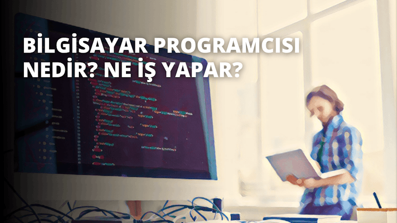 Beyaz gömlekli bir adam bilgisayar ekranının önündeki masada oturuyor ve ellerini masaya dayamış. Adam, beyaz bir arka plan üzerinde metin görüntüleyen bilgisayar ekranına bakmaktadır. Ekranın üst kısmına yakın bir yerde mavi ve beyaz bir kurdele görülüyor. Arka planda elinde tablet tutan bir adamın bulanık görüntüsü görülüyor. Ayrıca, bulanık bir el görüntünün ortasında mavi bir kare tutmaktadır. Masadaki adam dikkatle önündeki bilgisayar ekranına odaklanmış durumda.