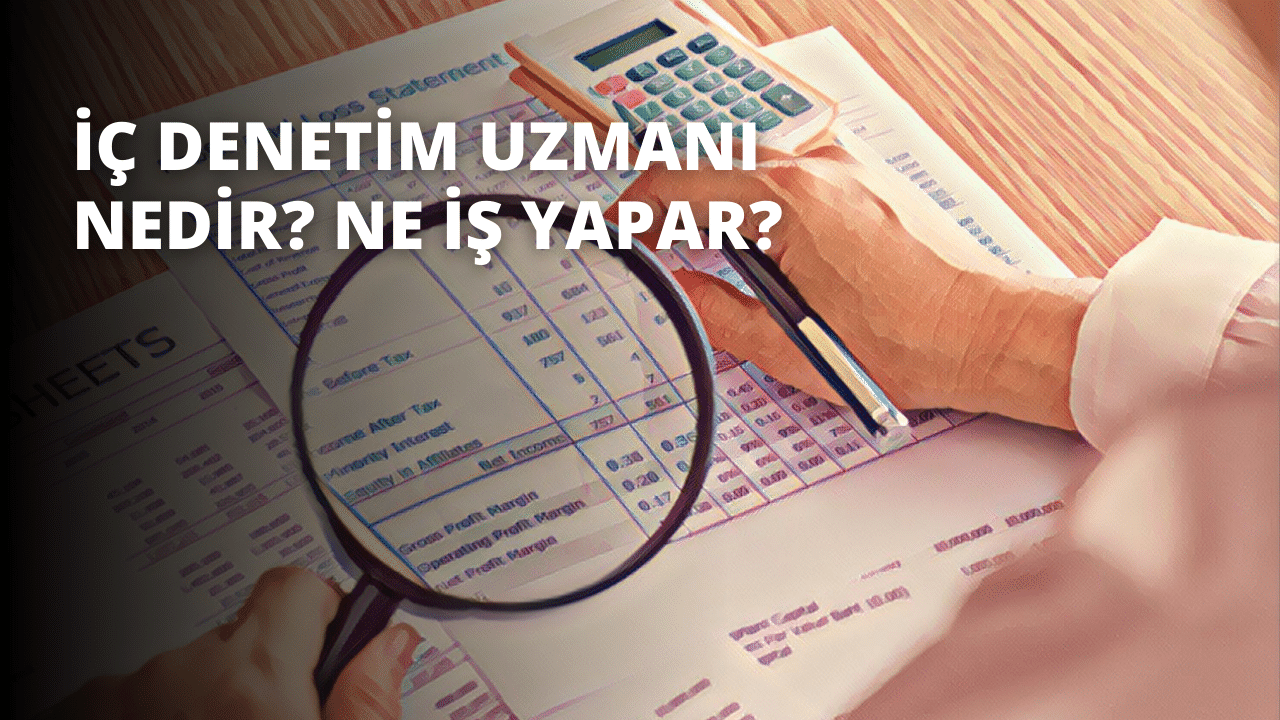 Bir kişi bir hesap makinesine büyüteç tutuyor ve cihaza yakından bakıyor. Hesap makinesi bir masanın üzerine düz bir şekilde yatırılmış ve büyüteç onun üzerinde tutulmaktadır. Büyüteç merceği gibi kişinin elleri ve kolları da görünmektedir. Hesap makinesinin birkaç düğmesi ve tuşu görünür durumdadır ve kişi bunları dikkatle incelemektedir. Büyüteç hesap makinesinin belirli bir alanına odaklanmış ve kişi belirli bir şey arıyor gibi görünüyor. Hesap makinesinin etrafındaki masa nettir ve görüntünün arka planı odak dışıdır.