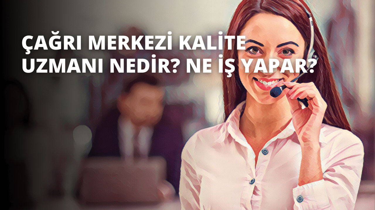 Üzerinde kulaklık ve mikrofon bulunan bir kulaklık takan bir kadın bulanık bir arka planın önünde durmaktadır. Beyaz bir gömlek giymiş ve saçlarını düzgün bir şekilde topuz yapmış. Yüzü hafifçe yana dönüktür ve gözleri kapalıdır. Yüz ifadesi rahat ve memnun. Kolları iki yanında, ayakta duruyor ve elleri görünüyor. Ön planda pembe bir yüzeyin yakın çekimi görülüyor.