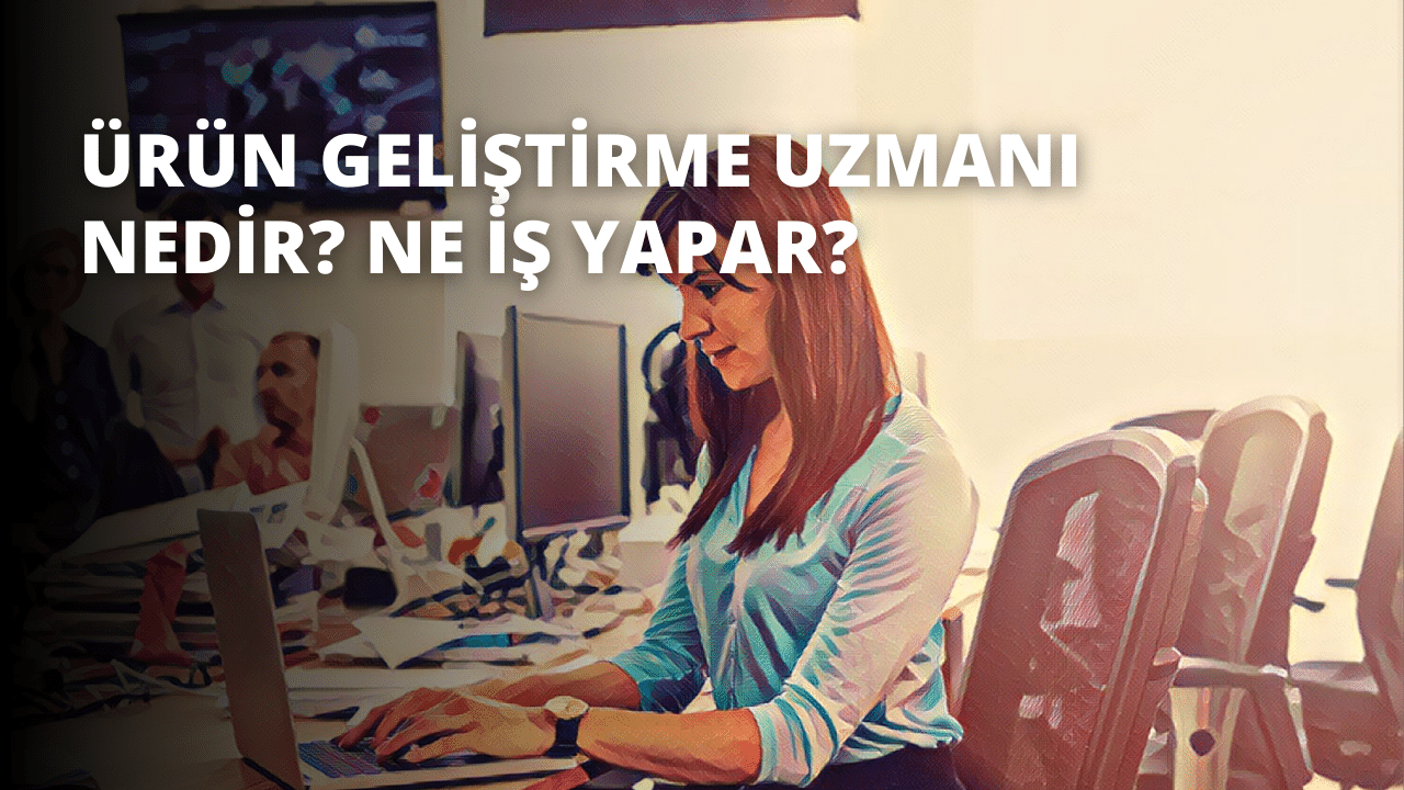 Bir kadın masa başında bilgisayarın önünde oturuyor. Beyaz bir gömlek ve siyah bir pantolon giymiştir. Saçları at kuyruğu şeklinde arkadan bağlanmıştır. Ellerini klavyenin üzerine koymuş ve yazmaktadır. Masanın üzerinde bir telefon ve bir heykel var. Arka plan bulanıktır ve sol üst köşede bir kişinin yüzünün yakın çekimi vardır. Kadın ekrana odaklanmış, konsantrasyonu yüzünden okunuyor. Görevi üzerinde özenle çalışıyor gibi görünüyor.