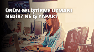 Bir kadın masa başında bilgisayarın önünde oturuyor. Beyaz bir gömlek ve siyah bir pantolon giymiştir. Saçları at kuyruğu şeklinde arkadan bağlanmıştır. Ellerini klavyenin üzerine koymuş ve yazmaktadır. Masanın üzerinde bir telefon ve bir heykel var. Arka plan bulanıktır ve sol üst köşede bir kişinin yüzünün yakın çekimi vardır. Kadın ekrana odaklanmış, konsantrasyonu yüzünden okunuyor. Görevi üzerinde özenle çalışıyor gibi görünüyor.