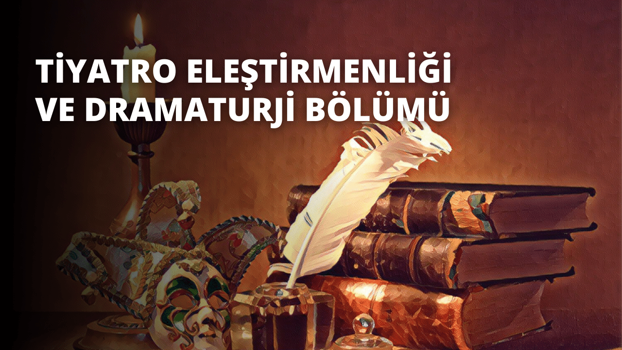 Ahşap bir masa üzerindeki siyah bir nesnenin yakın çekimi parlak bir ışıkla aydınlatılıyor. Nesnenin solunda tüylü bir kalem ve ortasında şeffaf bir cam kase bulunan bir hokka vardır. Sağ tarafta, bazı sayfaları hafifçe açık, uzun bir kitap yığını vardır. Kitapların üzerinde hafifçe odak dışında kalan beyaz bir yastık var. Arka planda, yüzeyinde renkli desenler olan bir davul var.