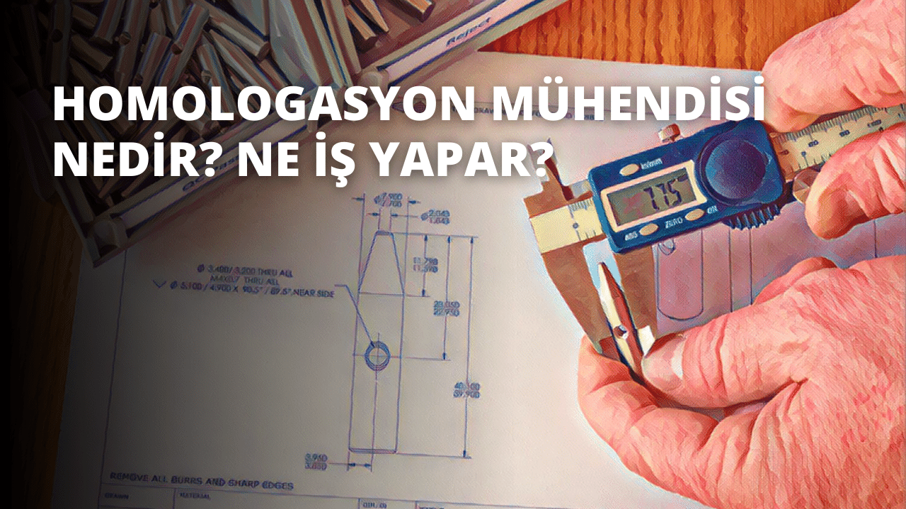 Görüntüde elinde bir kumpas tutan ve bir çizime bakan bir kişi görülüyor. Çizim bir binaya ait ve planlar ile diğer ayrıntılı şemalardan oluşuyor. Kişi sol tarafında bir cebi olan beyaz bir gömlek giyiyor ve sağ eliyle kumpası kağıda doğru tutuyor. Kumpasın siyah bir sapı ve gümüş bir ucu vardır. Kişi konsantre olmuş, kumpası kağıt üzerindeki bir şeyi ölçmek için kullanırken dikkatle çizime bakıyor. Arka plan bulanık ve odak dışıdır, bu da ön plandaki öznenin ayrıntılarına katkıda bulunur.