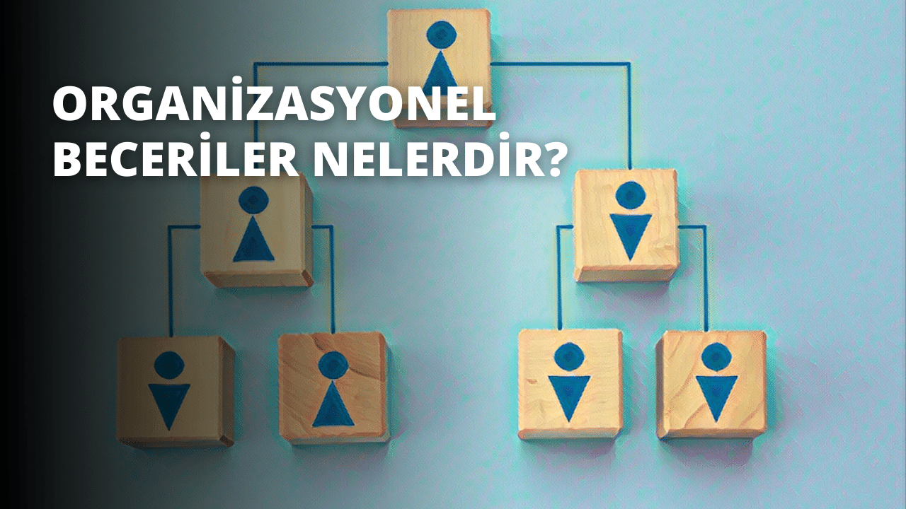 Bu resim mavi ve beyaz semboller içeren bir dizi ahşap bloğu göstermektedir. Ortadaki en büyük blokta kahverengi bir karenin içinde mavi bir sembol, muhtemelen bir üçgen bulunmaktadır. Resmin sağ üst köşesinde mavi zemin üzerinde beyaz bir harf var. Bu bloğun solunda ve sağında mavi ve beyaz sembollü benzer bloklar var, ancak boyutları daha küçük görünüyor. Resmin sağ alt köşesinde ise üzerinde bir sembol bulunan bir kutu yer alıyor. Ayrıca, biri resmin sol üst köşesinde, diğeri sol alt köşesinde olmak üzere üzerinde mavi semboller bulunan iki ahşap blok vardır.