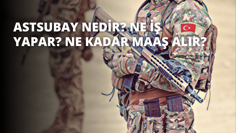 Kamuflaj kıyafeti giyen bir kişi sağ elinde bir silah tutmaktadır. Silah kameradan uzağa doğrultulmuştur ve kişinin üzerinde bir yelek vardır. Arka planda kırmızı beyaz bir bayrak ve ön planda bulanık bir el görüntüsü var. Kişinin yüzü görünmüyor ve kamera silaha yakınlaştırılmış. Silah siyahtır ve bir dürbünü vardır. Kişi kamuflaj şapkası takıyor ve yeleği kahverengi ve ten rengi. Yeleğin kumaşı görünür ve kişinin elleri ve kolları görünür. Kişi arka planda ağaçların olduğu çimenlik bir alanda durmaktadır.