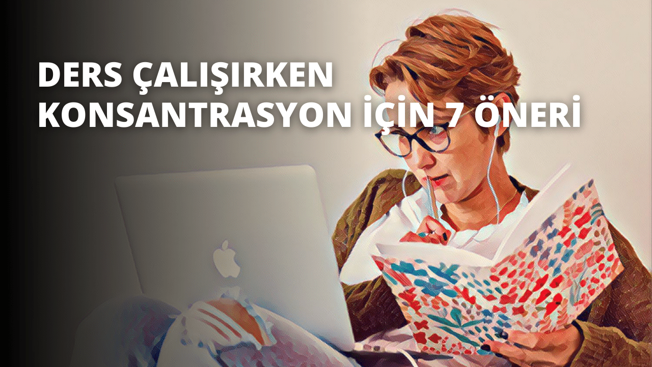 Bir kadın sandalyede oturmuş, gözlüğü ve kulaklığı takılı halde dizüstü bilgisayarına bakıyor. Bir yandan kitap okurken bir yandan da elinde kalem tutuyor. Dizüstü bilgisayarının ekranında gri bir arka plana karşı beyaz bir 'O' harfi var. Yüzünün yakın çekiminde saçlarını ve dizüstü bilgisayardaki metni görebiliyoruz. Odaklanmış ve konsantre olmuş, işine dalmış görünüyor.