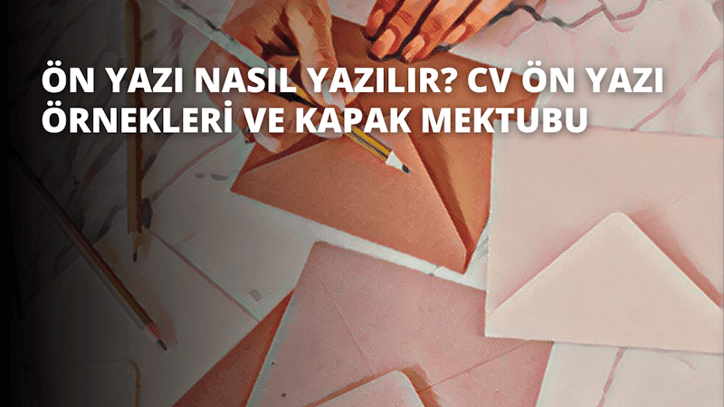 Bir kişi masada oturmuş, kalemle bir kâğıt zarfın üzerine yazı yazarken görülüyor. Zarfın köşesi üçgen şeklindedir ve kağıdın ortasında pembe bir kare vardır. Kişinin eli ön plandadır ve arka planda gri bir zemin üzerinde beyaz bir 'V' harfi görülmektedir. Masa kağıt ve kalemlerle kaplıdır ve kişi dikkatle elindeki işe konsantre olmaktadır. Sahnede bir odaklanma ve kararlılık hissi vardır ve kişinin kâğıt zarfı bir mesaj göndermek için kullandığı açıktır.