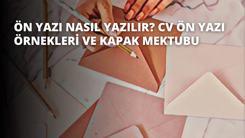 Bir kişi masada oturmuş, kalemle bir kâğıt zarfın üzerine yazı yazarken görülüyor. Zarfın köşesi üçgen şeklindedir ve kağıdın ortasında pembe bir kare vardır. Kişinin eli ön plandadır ve arka planda gri bir zemin üzerinde beyaz bir 'V' harfi görülmektedir. Masa kağıt ve kalemlerle kaplıdır ve kişi dikkatle elindeki işe konsantre olmaktadır. Sahnede bir odaklanma ve kararlılık hissi vardır ve kişinin kâğıt zarfı bir mesaj göndermek için kullandığı açıktır.