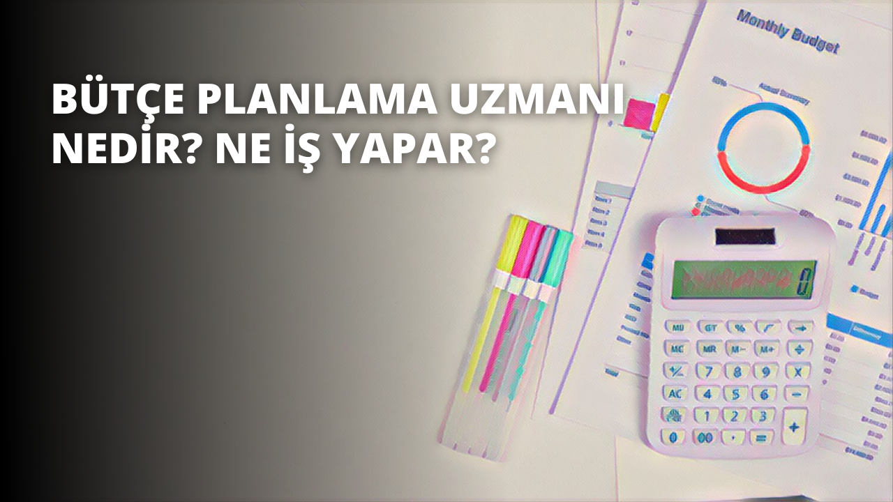 Bu görsel, üzerinde siyah bir hesap makinesi ve bazı renkli kalemler bulunan bir masayı göstermektedir. Hesap makinesi resmin merkezindedir ve birkaç düğmesi ve bir ekranı vardır. İşaretleyiciler çeşitli renklerde ve düzgün bir şekilde yerleştirilmiş. Masa açık renkli bir ahşaptan yapılmış ve arka plan nötr bir gri. Hesap makinesi ve işaretleyicilerin hepsi odakta ve her birinin ayrıntılarının mükemmel bir şekilde görülmesini sağlıyor. Aydınlatma dengeli ve 3 boyutlu bir etki yaratmak için hem vurgular hem de gölgeler sağlıyor. Masa ve üzerindeki nesneler iyi muhafaza edilmiş ve düzenlenmiş görünüyor, bu da görüntüye temiz ve profesyonel bir görünüm kazandırıyor.