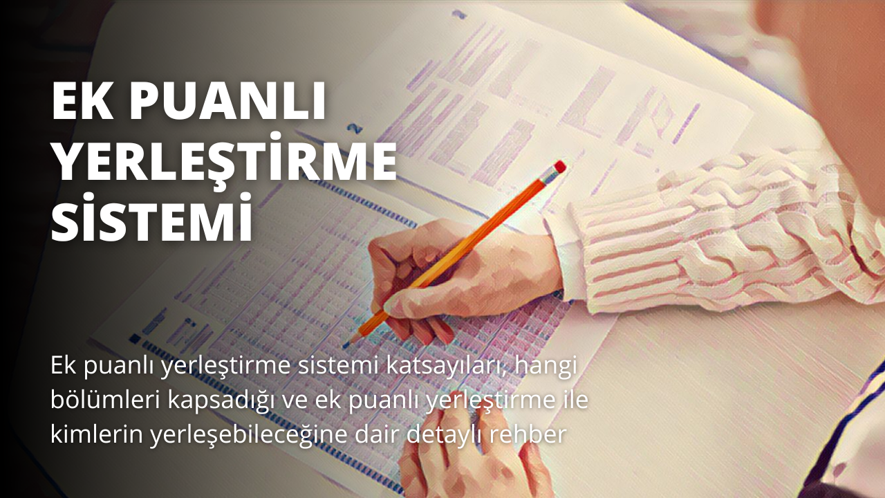 Bir kişi masada oturmuş, bir kağıt parçasına bakmaktadır. Sağ elinde bir kalem tutmakta ve kâğıda yazmak için kullanmaktadır. Kalem beyazdır ve kişinin eli ön planda görünmektedir. Kişinin parmakları kalemin üst kısmının etrafında kıvrılmış ve bileği hafifçe bükülmüş. Kâğıt açık renkte ve üzerindeki yazılar küçük ve düzgün. Kişi yazdıklarına odaklanmış ve niyetli görünüyor. Arka plan bulanıktır ve kağıdın ve kişinin elinin üzerinde hafif bir gölge vardır.