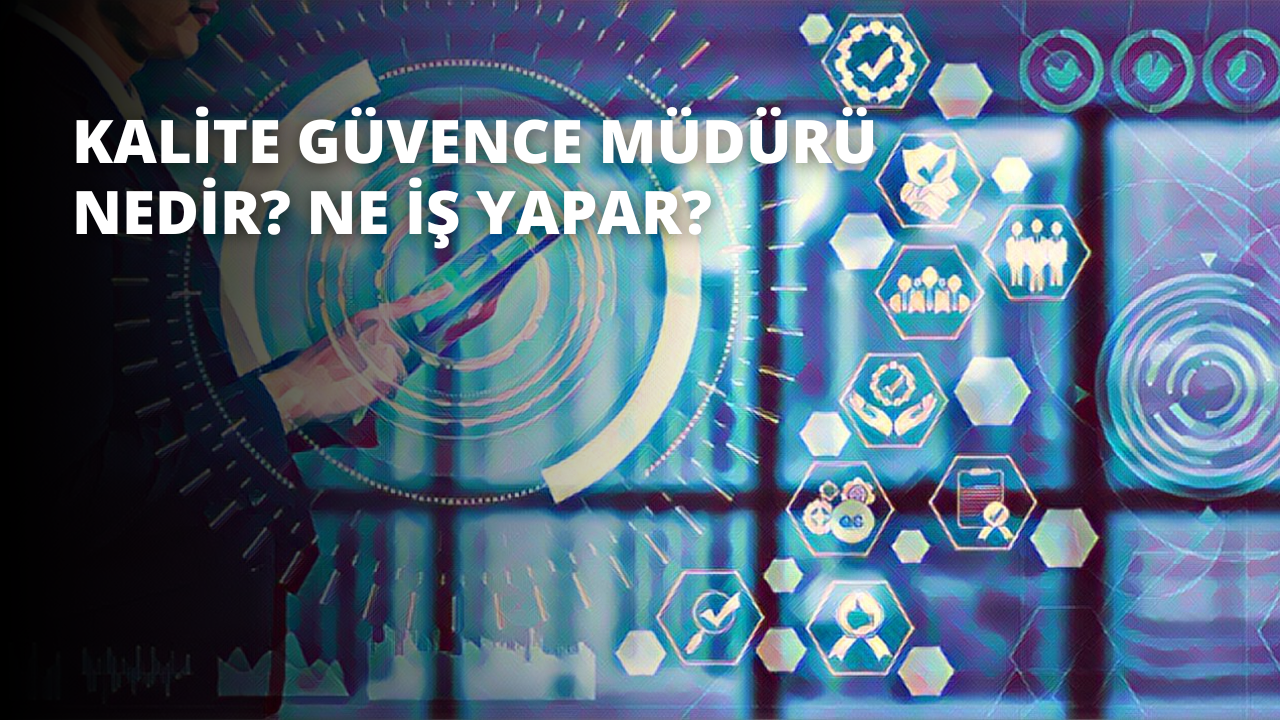 Bir kişi, ortasında daha küçük mavi bir daire bulunan büyük beyaz bir dairenin önünde durmaktadır. Kişi daireyi elinde tutmaktadır. Arka planda bulanık bir spiral görüntüsü var. Ön planda, ortasında insanların olduğu mavi beyaz bir işaret bulunan bir cep telefonu ekranının yakın çekimi görülüyor. İşaret bir grup insan tarafından çevrelenmiştir. Kişi meraklı bir ifadeyle çembere bakıyor gibi görünüyor.