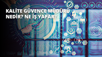 Bir kişi, ortasında daha küçük mavi bir daire bulunan büyük beyaz bir dairenin önünde durmaktadır. Kişi daireyi elinde tutmaktadır. Arka planda bulanık bir spiral görüntüsü var. Ön planda, ortasında insanların olduğu mavi beyaz bir işaret bulunan bir cep telefonu ekranının yakın çekimi görülüyor. İşaret bir grup insan tarafından çevrelenmiştir. Kişi meraklı bir ifadeyle çembere bakıyor gibi görünüyor.