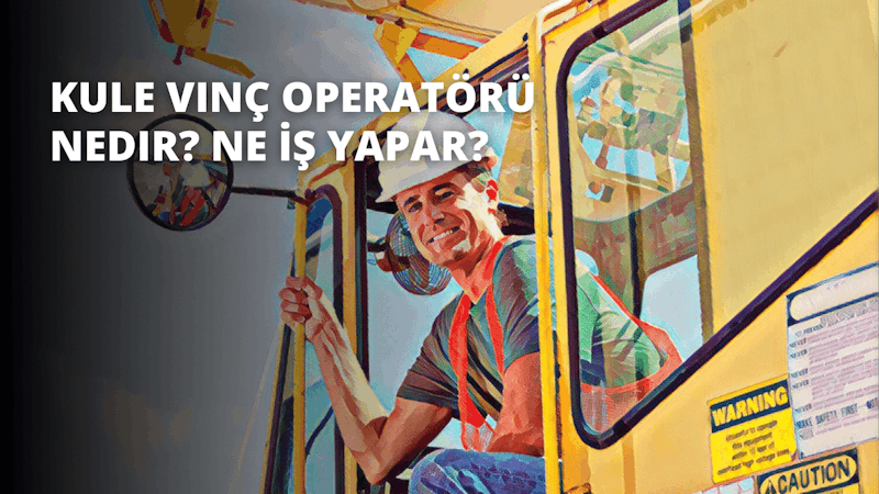 Görüntüde bir inşaat aracı görülüyor. Sürücü koltuğunda baret takmış bir adam oturuyor ve önüne bakıyor. Yüzü yakın plandadır ve yüz hatları net bir şekilde görülebilmektedir. Adam üzerinde beyaz bir 'O' harfi olan açık mavi bir gömlek giymektedir. Arka planda renkli bir nesne görülüyor ve hafif bulanık. Görüntünün sağ alt köşesinde bir şişe tutan bir el var. Adam ve araç görüntünün odak noktasını oluşturuyor. Arka plan gri ve araç sarıdır. Adam öne doğru bakmaktadır ve elleri direksiyonun üzerindedir.