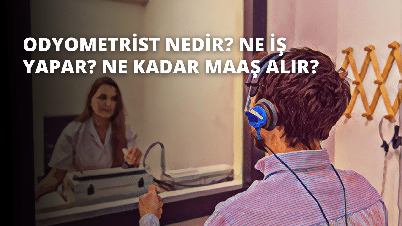 Siyah kulaklık takmış ve aynaya bakan bir adam. Yüzünde hafif bir gülümseme var ve beyaz bir tişört giyiyor. Saçları kısa ve siyahtır. Arkasında masa başında oturan bir kadın var. Dalgalı, kahverengi saçları var ve pembe bir gömlek giyiyor. Bir dizüstü bilgisayara bakıyor ve klavyede bir şeyler yazıyor. Adamın sağında kulaklık takan başka bir kişi ve onların arkasında bir desenin yakın çekimi var. Daha sağda kulaklık takmış ve kameradan uzağa bakan bir kişi daha vardır. Arkalarında siyah ve beyaz çizgili bir tişörtün yakın çekimi görülmektedir. Adamın solunda siyah bir nesnenin yakın çekimi ve arkasında beyaz bir nesnenin bulanık görüntüsü var. Adamın sağında kulaklık takan bir kişi ve arkasında bir elin yakın çekimi görülüyor.