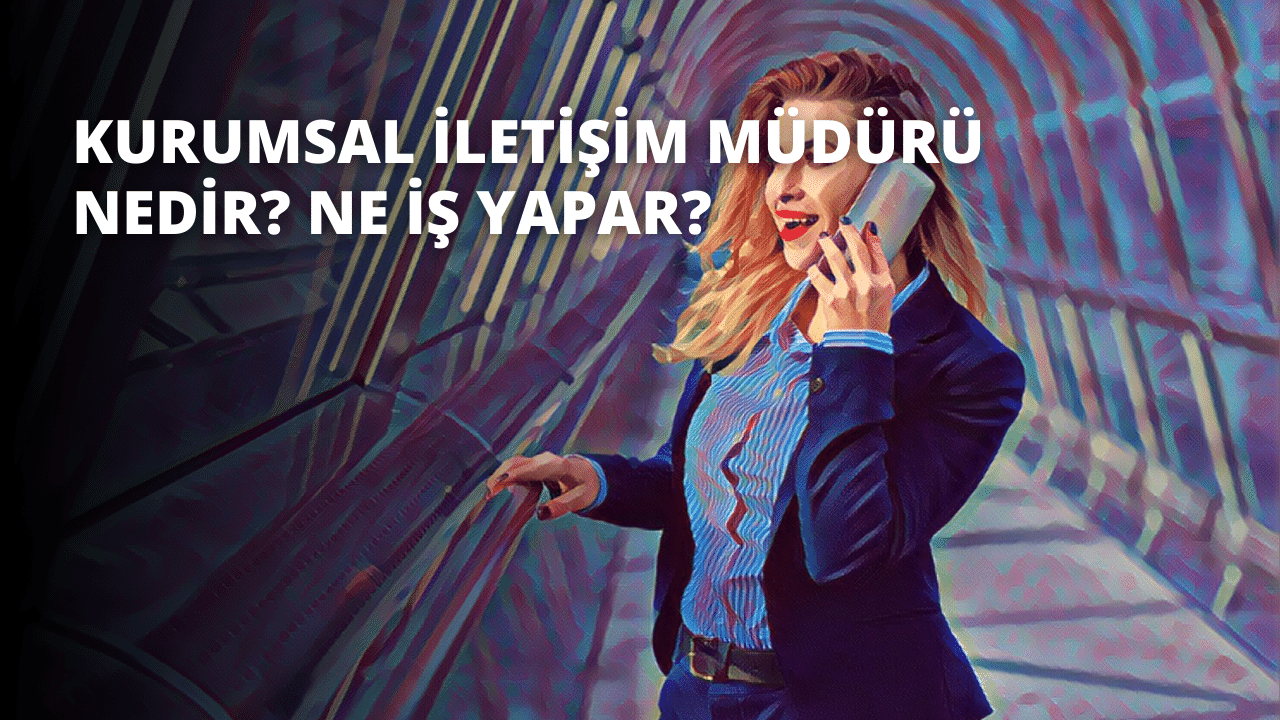 Şık, siyah takım elbiseli bir kadın modern bir ofiste duruyor ve cep telefonuyla hararetli bir şekilde konuşuyor. Cihazı sağ elinde tutmakta, kulağına dayamakta, sol eliyle de sözlerini vurgulamak için el kol hareketleri yapmaktadır. Yüzü arkasındaki pencereden gelen ışıkla aydınlanmış, odaklanmış ve kararlı görünüyor. Arka planda küçük, mavi bir tüy görülüyor, kıyafetinin nötr tonlarına karşı canlı bir renk sıçraması. Kadın önemli bir şey tartışıyor gibi görünüyor, ifadesi ciddiyetini ve konsantrasyonunu yansıtıyor.
