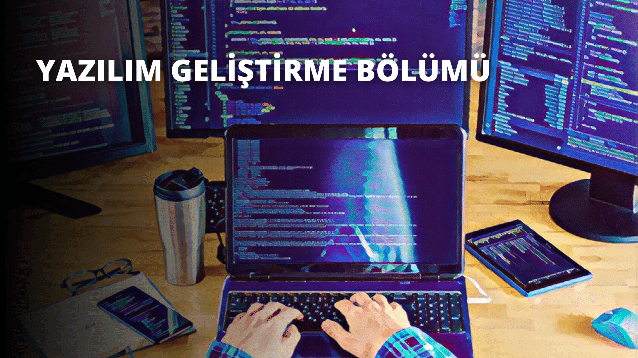 Bir dizüstü bilgisayar klavyesi üzerinde iki elin yakın çekimi. Eller beyaz tuşları olan siyah bir klavye üzerinde durmaktadır. Tuşlar dikdörtgen bir matris şeklinde düzenlenmiştir. Dizüstü bilgisayar ekranı mavi ve beyaz bir ışıkla aydınlatılmıştır ve ekranda bir metin kaplaması görüntülenmektedir. Klavyenin sağında bulanık bir fincan görüntüsü vardır. Daha sağda ise bir tabletin ekran görüntüsü var. Klavyenin arkasında mavi ve beyaz bir nesne var. Klavyenin solunda bir telefon ve bir kitabın üzerinde duran bir gözlük var.