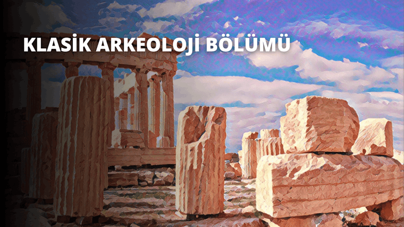 Bu görüntüde açık bir alanda duran bir grup taş sütun görülüyor. Sütunlar yere yığılmış büyük kahverengi tuğlalardan yapılmıştır. Görüntü, tuğla duvarın daha iyi görülebilmesi için yakın plandan çekilmiştir. Taş sütun grubu ahşap bir arka planla çevrelenmiş ve ön planda büyük kahverengi bir taş blok görülüyor. Sütunların önünde duran kahverengi takım elbiseli bir kişi de var. Arka planda ise bulanık bir kanepe görüntüsü var. Görüntüdeki tüm unsurlar bir araya gelerek açık havada bir grup taş sütunu gösteriyor.