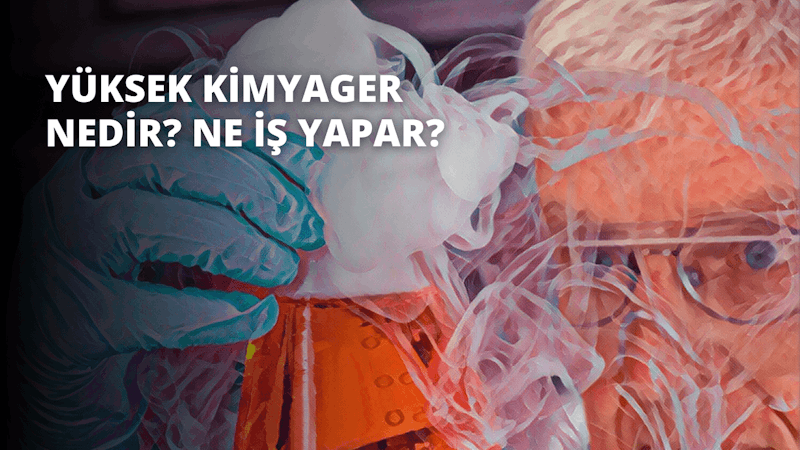 Beyaz eldiven giyen bir kişi dumanla dolu bir cam test tüpü tutmaktadır. Kişi yakın plan bir perspektiften görülüyor ve pembe elbisesi arka planda görülebiliyor. Eller dikkatlice tüpün üst kısmını kavrıyor ve parmaklar tüpün etrafına sıkıca sarılmış gibi görünüyor. Duman, test tüpünün tepesinden dışarı doğru yükselmekte ve beyaz bir bulut şeklini almaktadır.