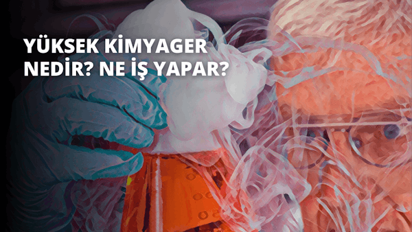 Beyaz eldiven giyen bir kişi dumanla dolu bir cam test tüpü tutmaktadır. Kişi yakın plan bir perspektiften görülüyor ve pembe elbisesi arka planda görülebiliyor. Eller dikkatlice tüpün üst kısmını kavrıyor ve parmaklar tüpün etrafına sıkıca sarılmış gibi görünüyor. Duman, test tüpünün tepesinden dışarı doğru yükselmekte ve beyaz bir bulut şeklini almaktadır.