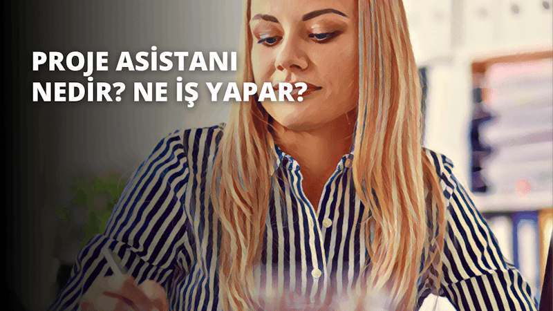 Kadın elinde tuttuğu cep telefonuna bakıyor. Gözleri dikkatle cihaza odaklanmış, dudakları konsantrasyonla hafifçe ayrılmış. Beyaz ve pembe çizgili bir üst giymiş ve koyu renk saçlarını yüzünden geriye doğru toplamış. Cildi ekrandan gelen ışıkla aydınlanmış, yüz hatları detaylı bir şekilde görülebiliyor. Bir sandalyede oturuyor, aşağı bakarken vücudu hafifçe öne doğru eğilmiş. Arka plan bulanıklaştırılmış, odak onun ifadesine ve elindeki cihaza verilmiş. Duruşu, cep telefonunu kullanmaya odaklandığını ve kararlılığını yansıtıyor.