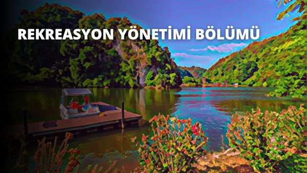 Bir tekne, etrafı ağaçlar ve bitkilerle çevrili bir gölün üzerine yanaşmış. Teknenin yan tarafında bir logo ve iskelenin yan tarafında bir yazı var. Tekneye yakın duran kırmızı gömlekli bir kişi ve uzakta bir çadır var. Su durgun ve sakin, gökyüzünü ve etrafındaki ağaçları yansıtıyor. Rıhtım ahşaptan yapılmıştır ve kenarında bir korkuluk vardır. Tekne beyaz ve mavi, su ise koyu mavi-yeşil. Güneş parlıyor ve gökyüzü parlak bir mavi.