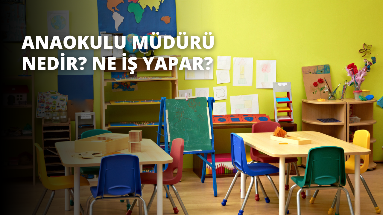 Üstünde bir tepsi bulunan bir masanın etrafına dizilmiş mavi plastik sandalyeler ve metal ayaklardan oluşan bir sınıf. Masanın üzerinde, ayaklı yeşil bir sandalye de dahil olmak üzere çeşitli nesneler var. Arka planda, üzerinde çizimler olan yeşil bir kara tahta görülüyor. Yan duvarda bir dünya haritası asılıdır. Masanın yan tarafında mavi bir sandalye ve yanında farklı renklerde eşyalarla dolu bir dizi raf var.