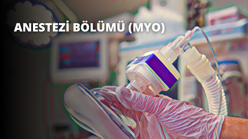 Bir kişi elinde tıbbi bir cihazla beyaz bir arka planın önünde duruyor. Cihaz, her birinin ön tarafında beyaz bir düğme bulunan iki siyah silindirden oluşuyor. Kişinin üzerinde pembe beyaz çizgili bir gömlek vardır ve gözleri dikkatle cihaza odaklanmıştır. Görüntü kişinin yakın çekimidir ve cihaz çerçevenin büyük bir kısmını kaplamaktadır. Kişinin kısa kahverengi saçları ve çenesinde hafif bir kirli sakalı var. Cihazın alt kısımları bulanıklaştırılarak görüntüye rüya benzeri bir nitelik kazandırılmış. Kişinin cilt tonu orta, yüz ifadesi ise cihaza konsantre olduğu için ciddi.