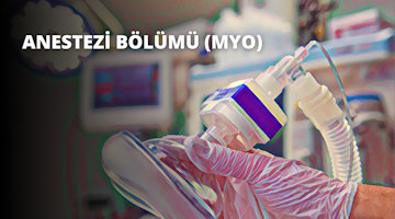 Bir kişi elinde tıbbi bir cihazla beyaz bir arka planın önünde duruyor. Cihaz, her birinin ön tarafında beyaz bir düğme bulunan iki siyah silindirden oluşuyor. Kişinin üzerinde pembe beyaz çizgili bir gömlek vardır ve gözleri dikkatle cihaza odaklanmıştır. Görüntü kişinin yakın çekimidir ve cihaz çerçevenin büyük bir kısmını kaplamaktadır. Kişinin kısa kahverengi saçları ve çenesinde hafif bir kirli sakalı var. Cihazın alt kısımları bulanıklaştırılarak görüntüye rüya benzeri bir nitelik kazandırılmış. Kişinin cilt tonu orta, yüz ifadesi ise cihaza konsantre olduğu için ciddi.