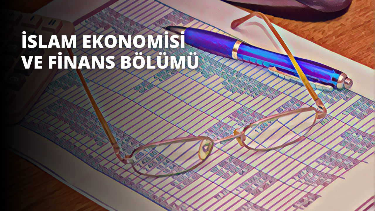 Bir kağıt parçasının üzerine yerleştirilmiş bir kalem ve bir çift gözlük ile beyaz bir masanın yakın çekim görüntüsü. Kalem siyahtır, gümüş bir ucu vardır ve yan tarafında beyaz bir o harfi basılıdır. Gözlük siyahtır ve siyah kapaklı bir defterin yanında durmaktadır. Arka planda bir klavye ve bir kitap görülüyor. Görüntü iyi aydınlatılmış ve masa odakta, kalem ve gözlük görüntüdeki en belirgin nesneler.