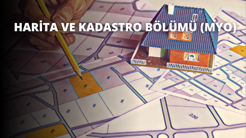 Sağ elinde kalem tutan bir kişinin yakın çekimi. Kalem, üzerinde bir ev maketi bulunan bir haritaya doğru tutulmaktadır. Model ev mavidir, eğimli bir çatısı ve beyaz pencereleri vardır. Kişinin kolu hafifçe bükülmüştür ve parmakları kalemi sıkıca kavramaktadır. Haritanın arkasında, duvarda bir nehir üzerinde sarı bir gün batımını gösteren bir resim var. Resmin etrafında açık kahverengi ahşaptan yapılmış bir çerçeve var. Kişi yüzünde düşünceli bir ifadeyle dikkatle haritaya ve ev maketine bakmaktadır.