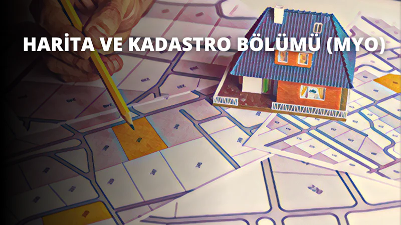 Sağ elinde kalem tutan bir kişinin yakın çekimi. Kalem, üzerinde bir ev maketi bulunan bir haritaya doğru tutulmaktadır. Model ev mavidir, eğimli bir çatısı ve beyaz pencereleri vardır. Kişinin kolu hafifçe bükülmüştür ve parmakları kalemi sıkıca kavramaktadır. Haritanın arkasında, duvarda bir nehir üzerinde sarı bir gün batımını gösteren bir resim var. Resmin etrafında açık kahverengi ahşaptan yapılmış bir çerçeve var. Kişi yüzünde düşünceli bir ifadeyle dikkatle haritaya ve ev maketine bakmaktadır.