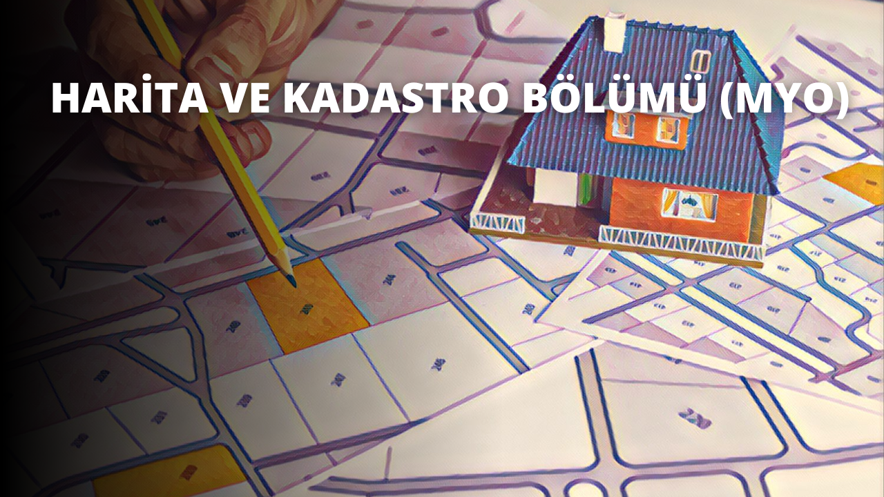 Sağ elinde kalem tutan bir kişinin yakın çekimi. Kalem, üzerinde bir ev maketi bulunan bir haritaya doğru tutulmaktadır. Model ev mavidir, eğimli bir çatısı ve beyaz pencereleri vardır. Kişinin kolu hafifçe bükülmüştür ve parmakları kalemi sıkıca kavramaktadır. Haritanın arkasında, duvarda bir nehir üzerinde sarı bir gün batımını gösteren bir resim var. Resmin etrafında açık kahverengi ahşaptan yapılmış bir çerçeve var. Kişi yüzünde düşünceli bir ifadeyle dikkatle haritaya ve ev maketine bakmaktadır.